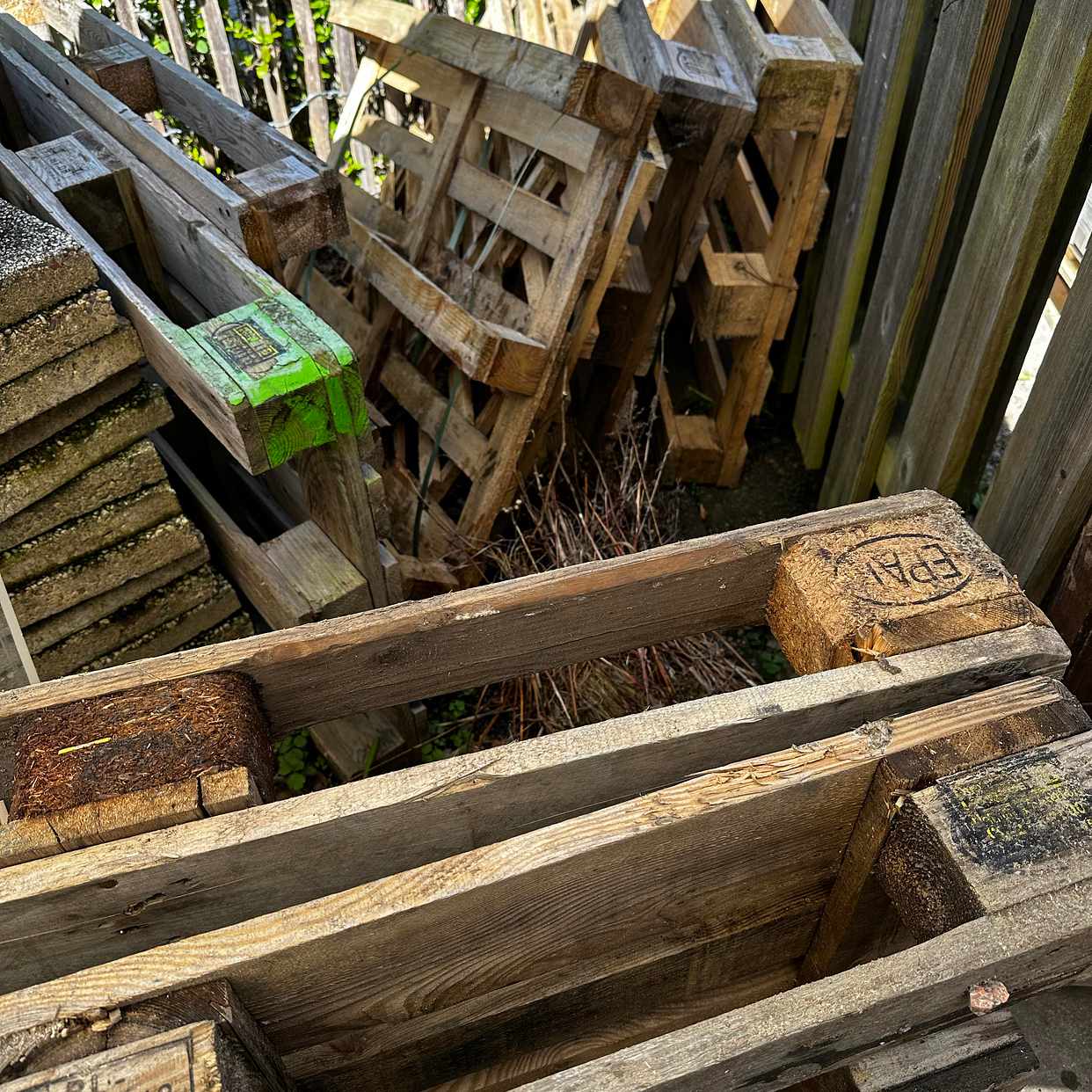 image of pallets, fence, plastics - Farsta