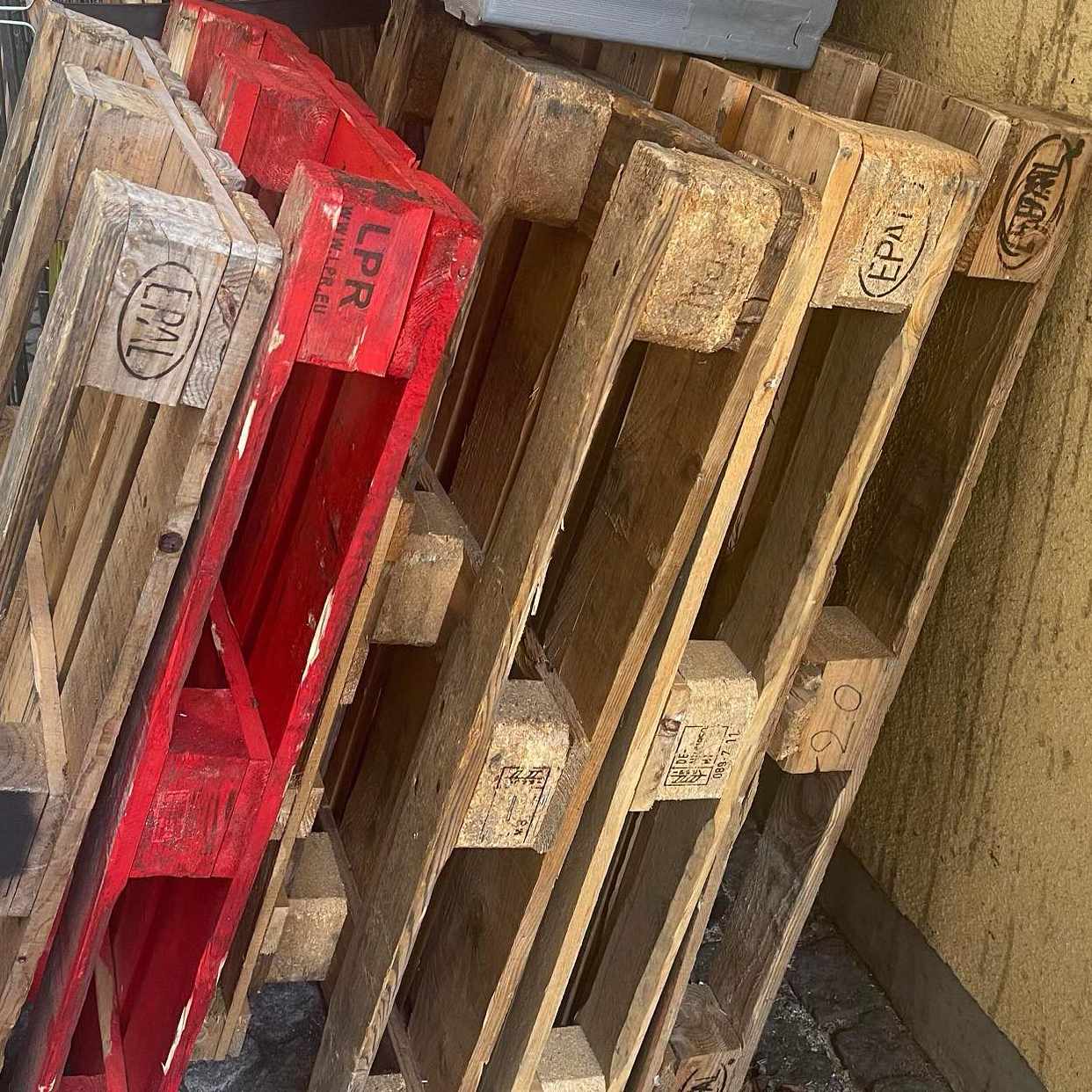 image of Delivery of light pallets - 
