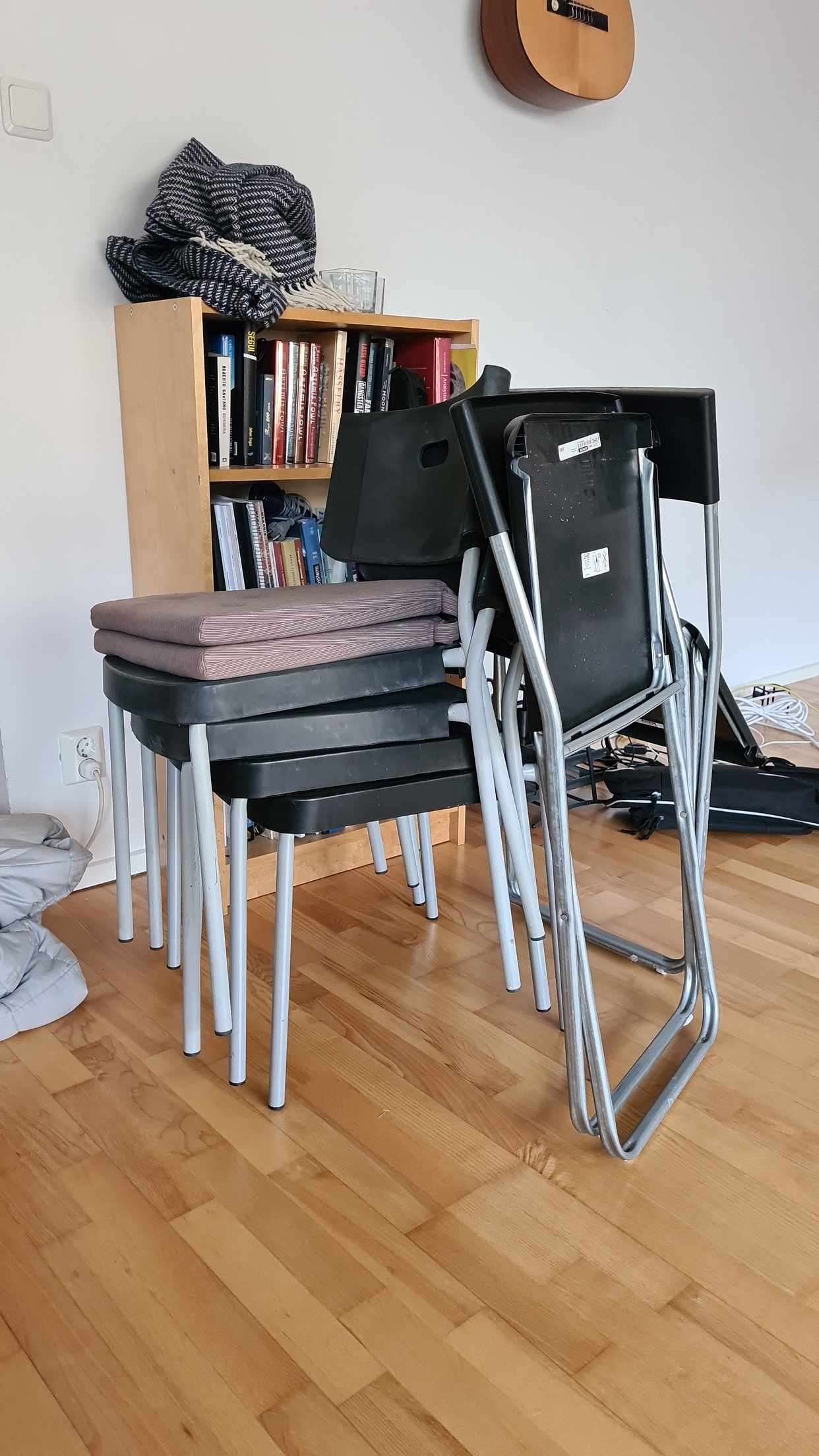 image of 6 st. plaststolar skänkes - Solna