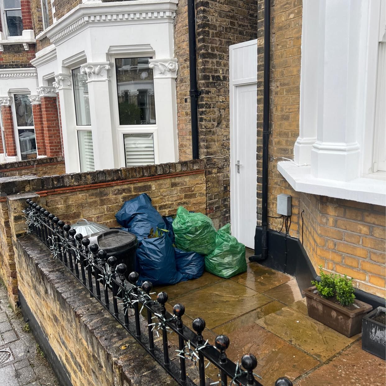 image of 10 bags green waste - London