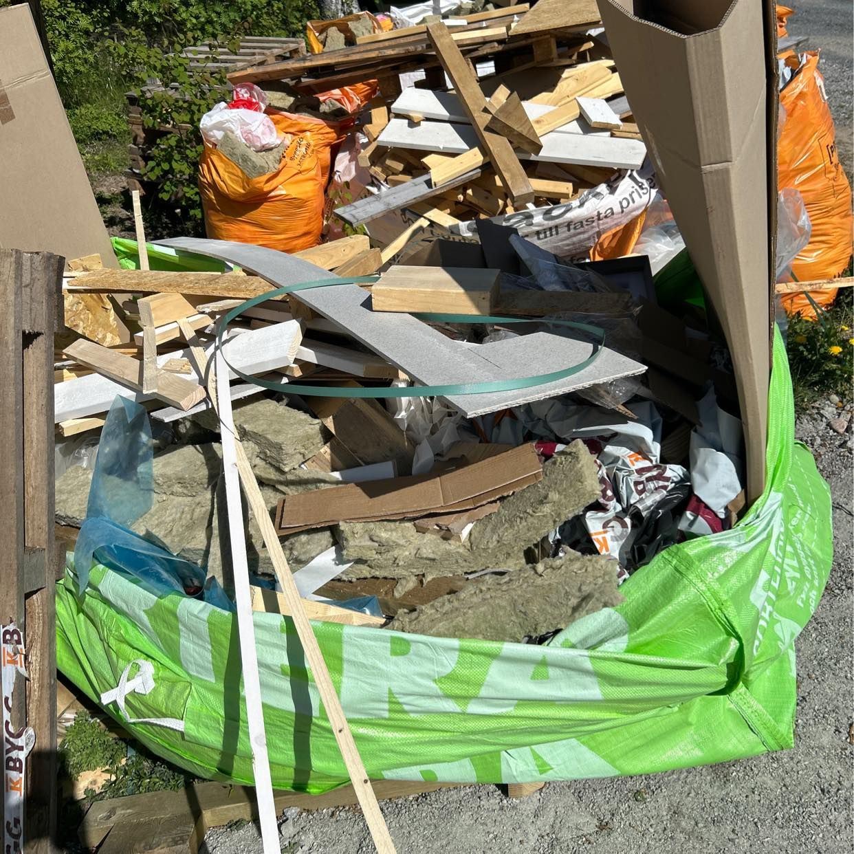 image of Garageavfall skräp - Brottby