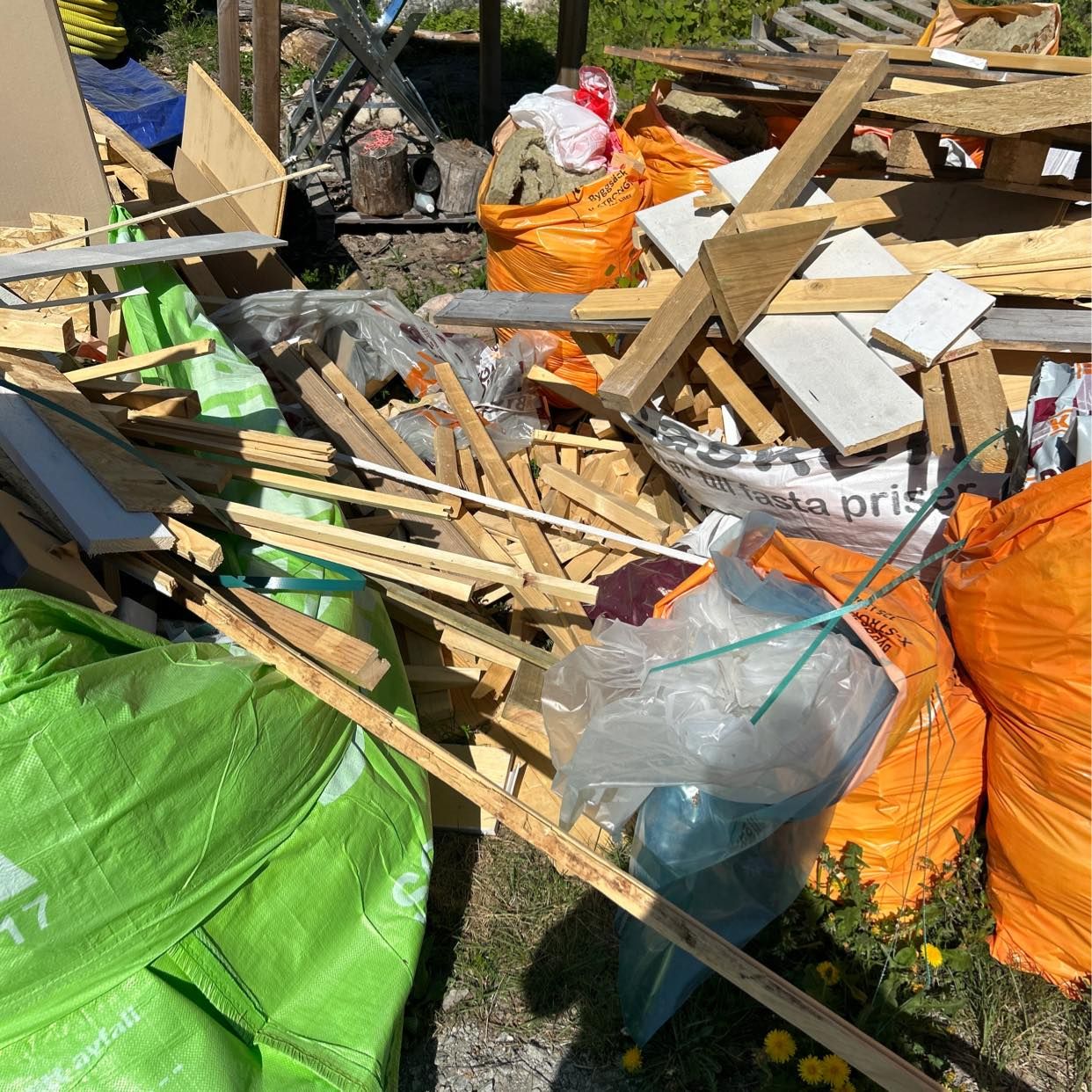 image of Garageavfall skräp - Brottby
