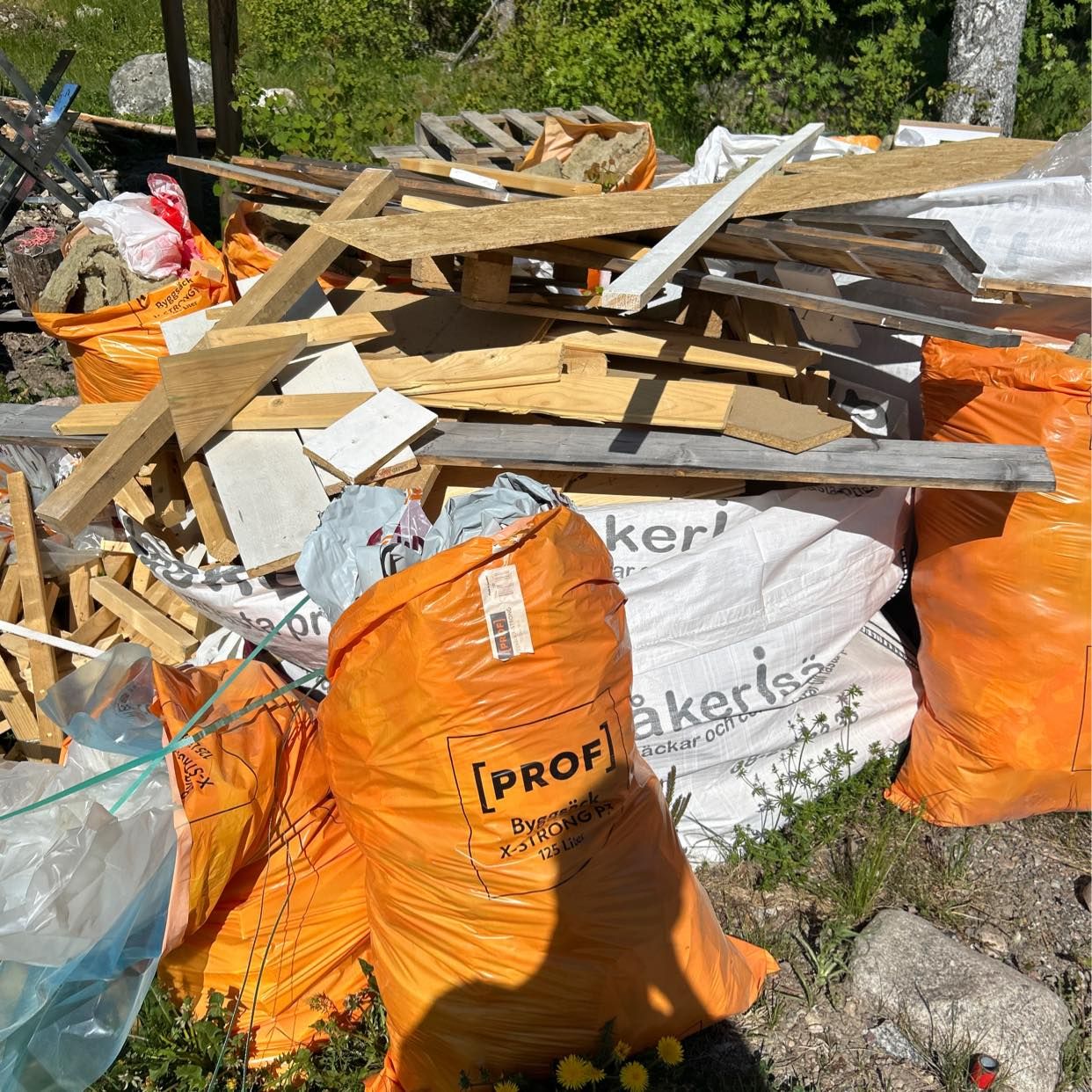 image of Garageavfall skräp - Brottby