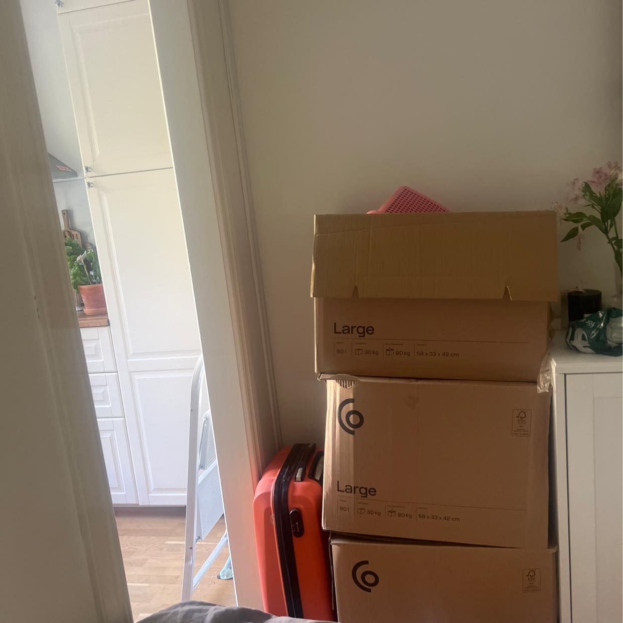 image of Kartonger och resväskor - 