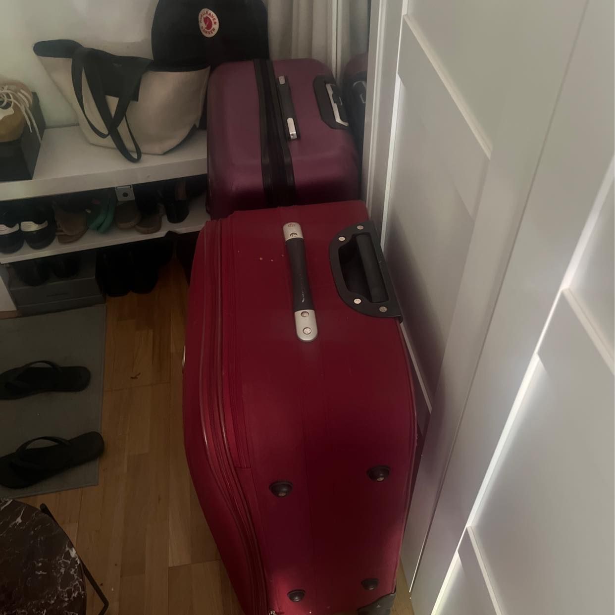 image of Kartonger och resväskor - 