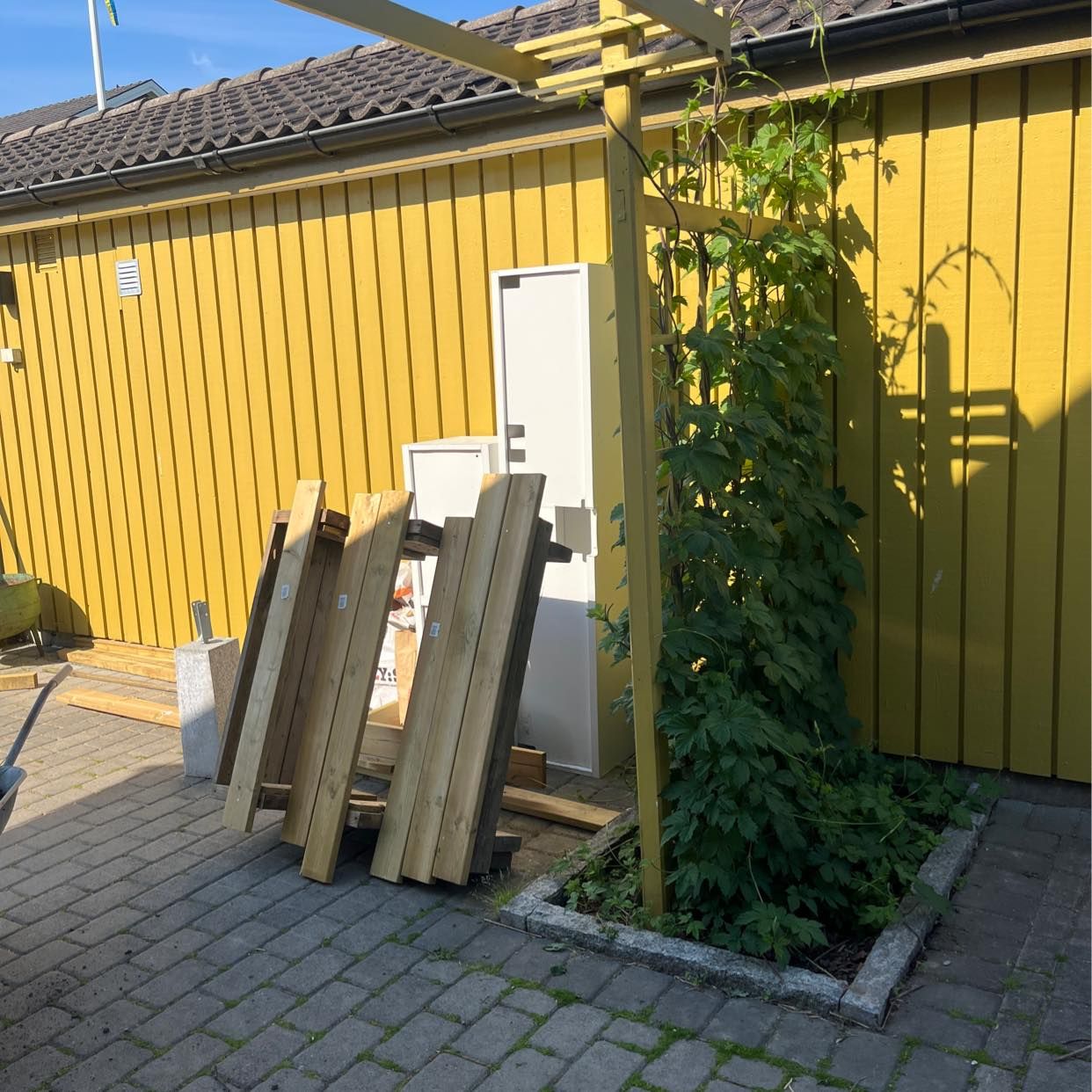 image of Trä och en madrass - Sollentuna