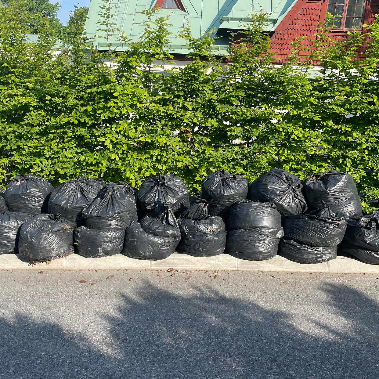 image of Säckar med trädgårdsavfal - Djursholm