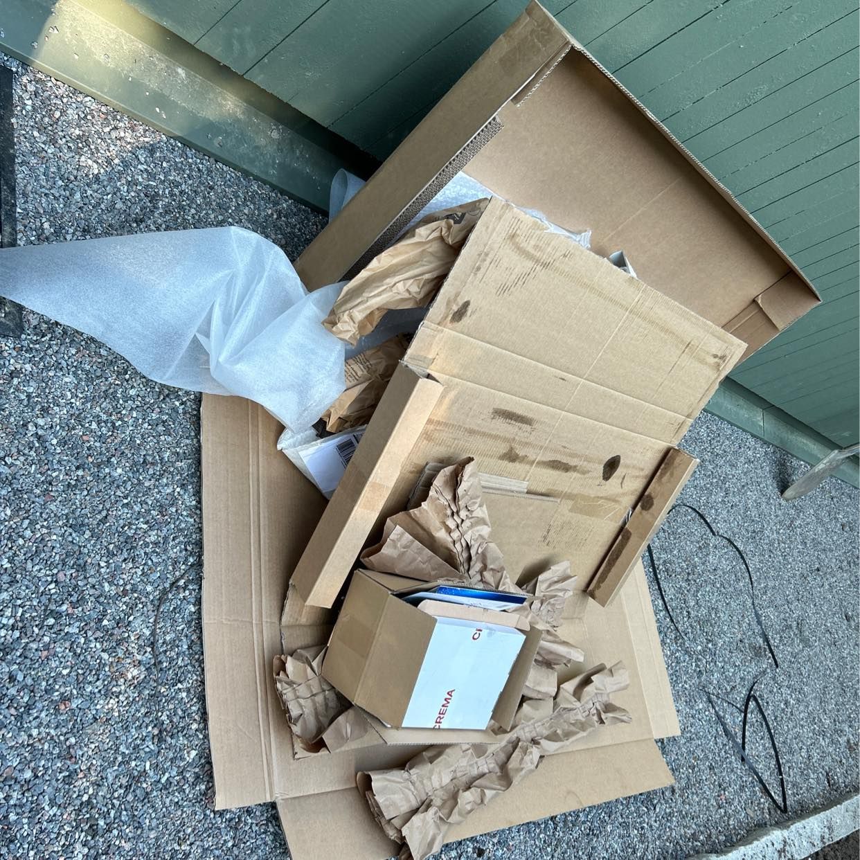image of Kartonger, en pall, plast - Djursholm