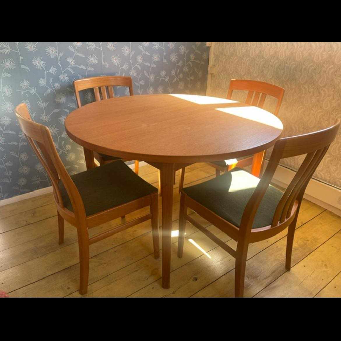 image of Matbord med 4 stolar - 