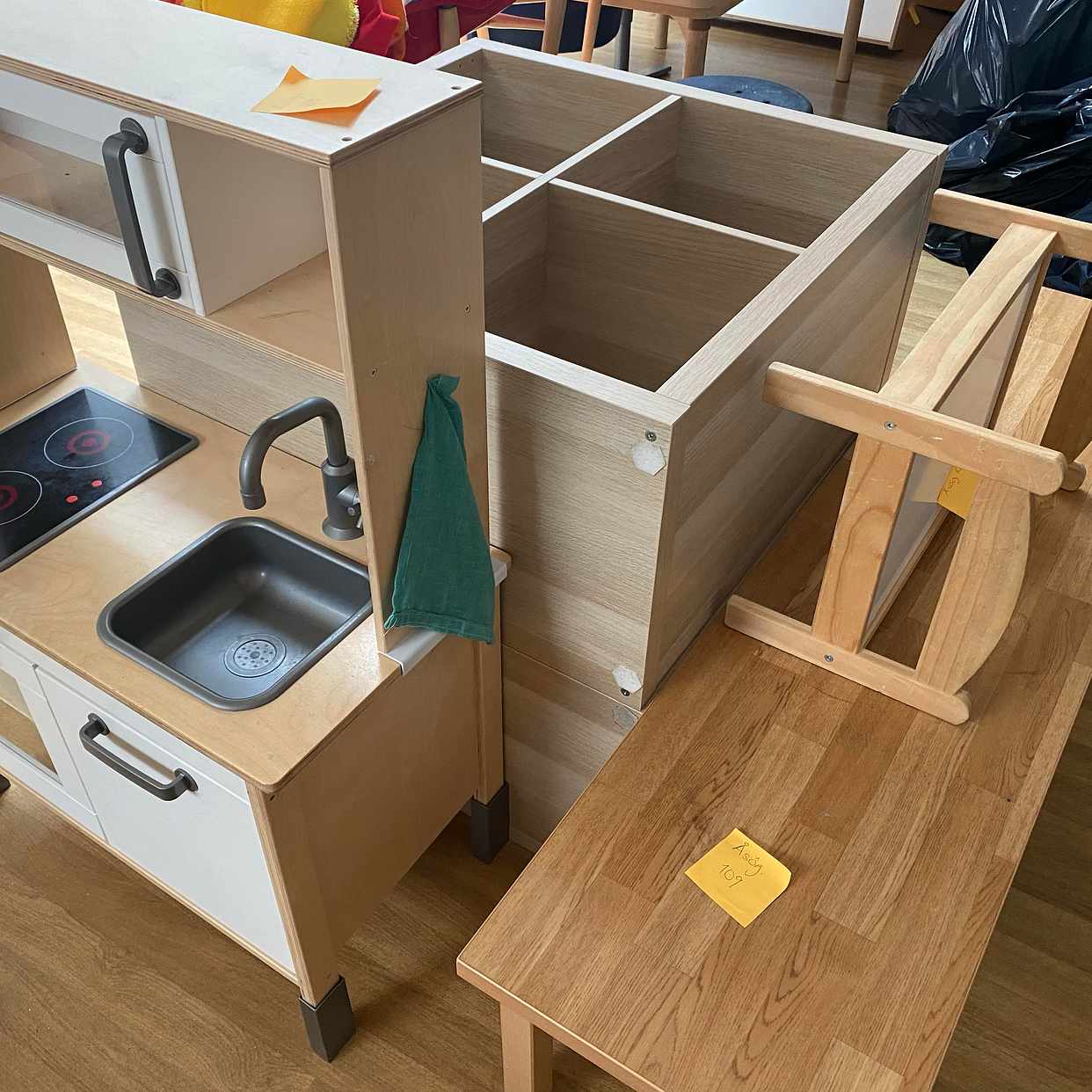image of Flytta förskolemöbler - 