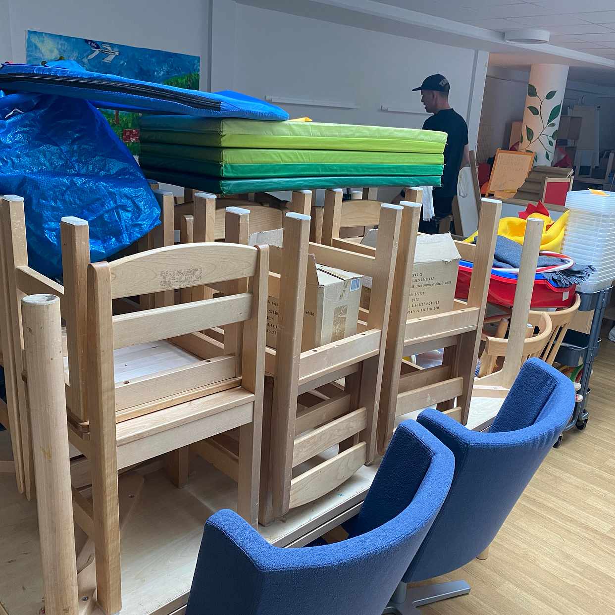 image of Flytta förskolemöbler - 