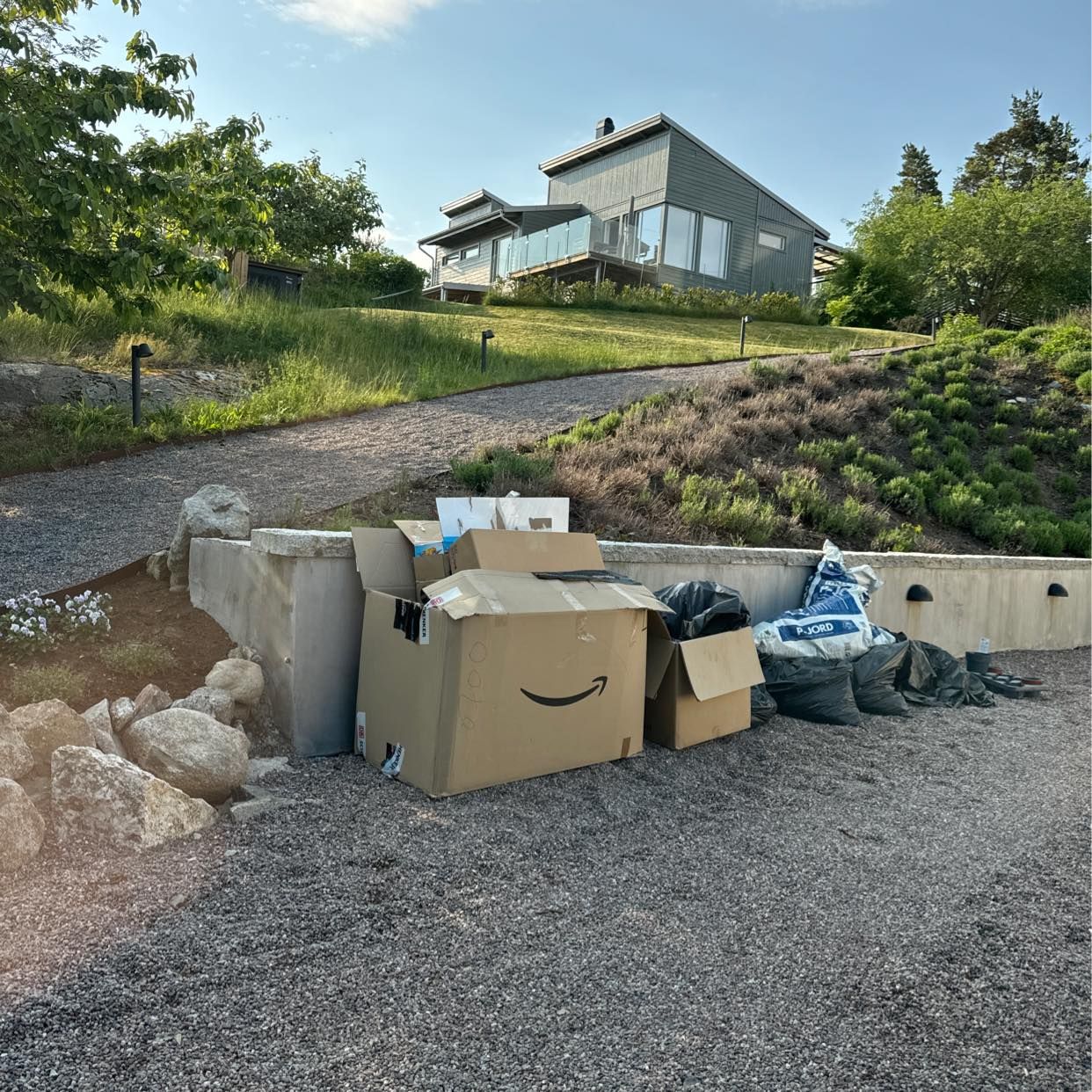 image of Kartonger säckar med löv - Värmdö