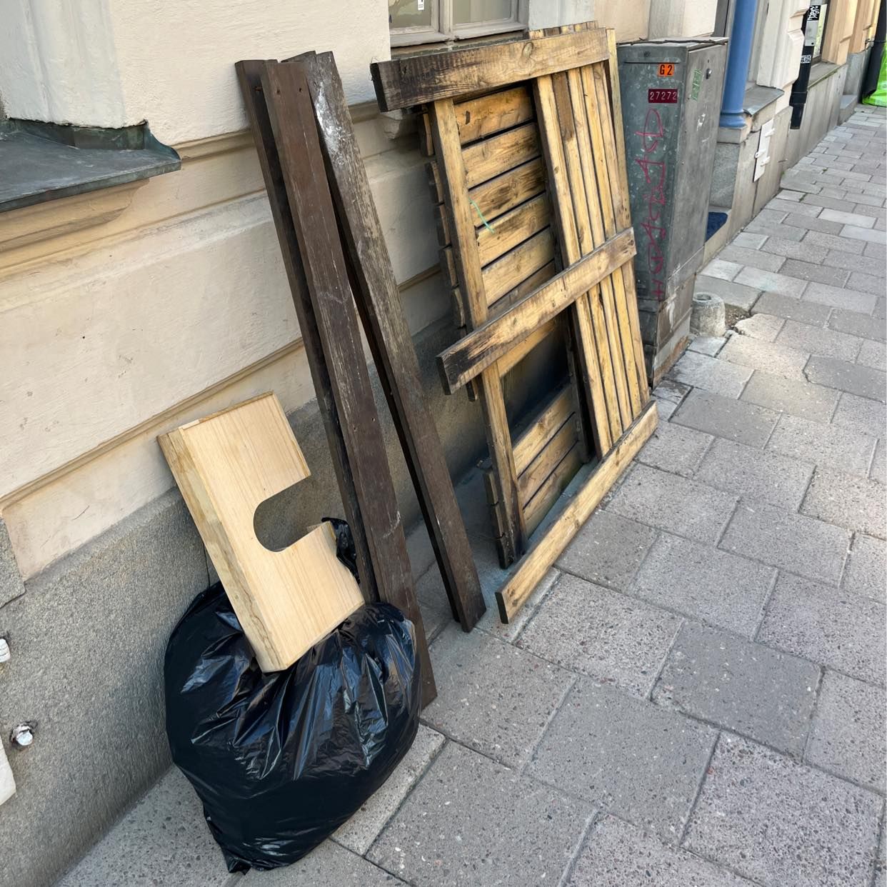 image of Trätrall som ska slängas - Stockholm