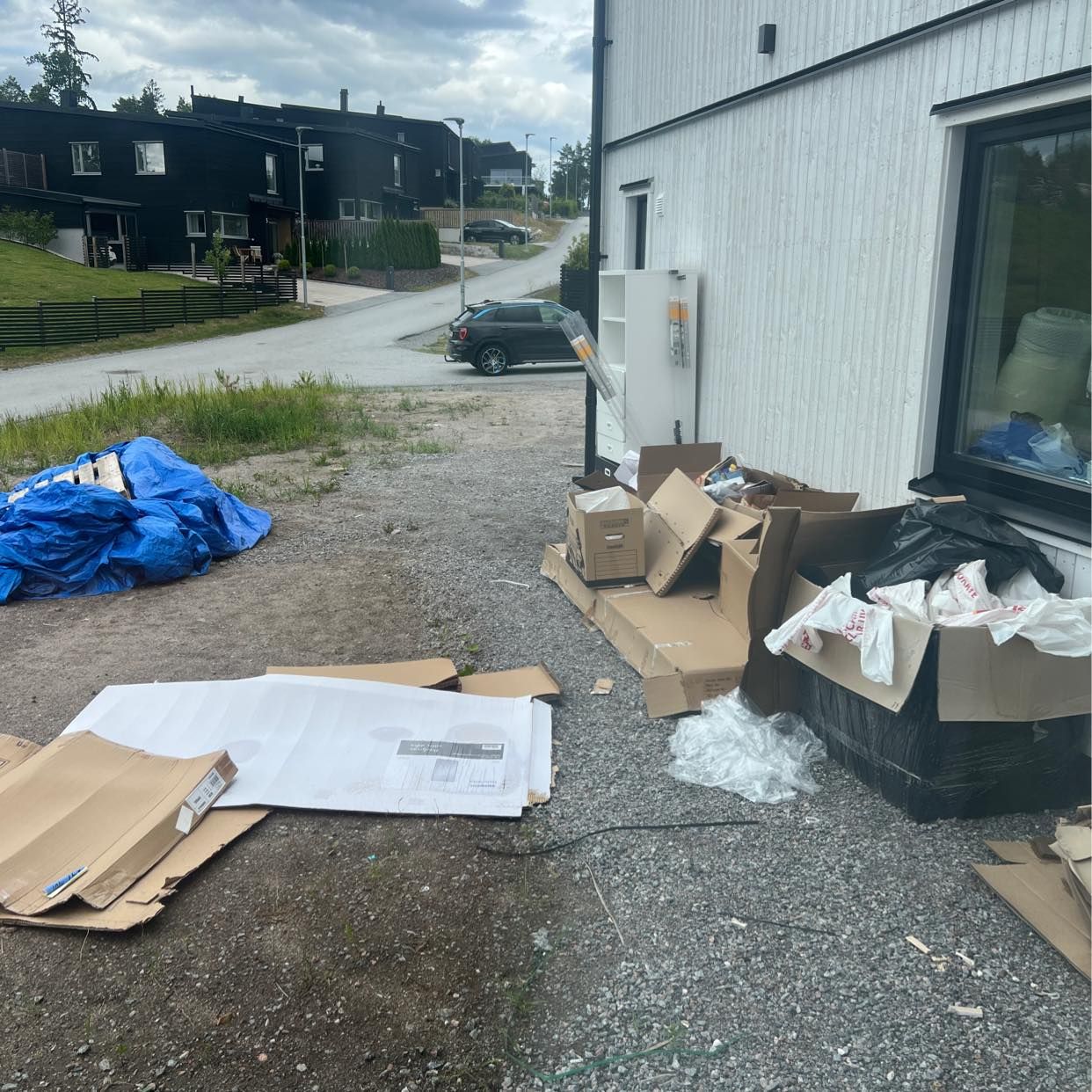image of Slänga byrå och kartonger - Åkersberga