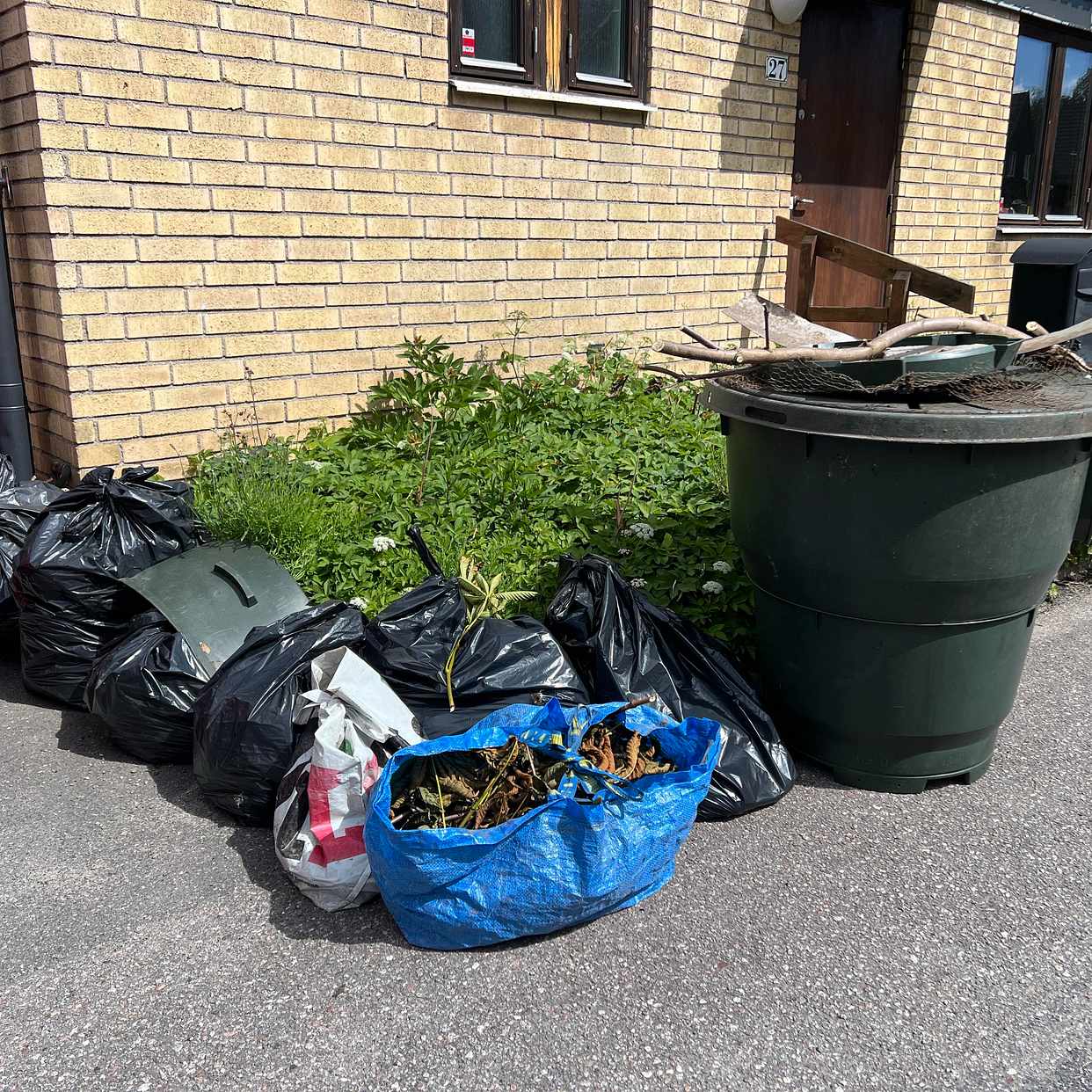 image of Påsar med trädgårdsavfall - Hägersten