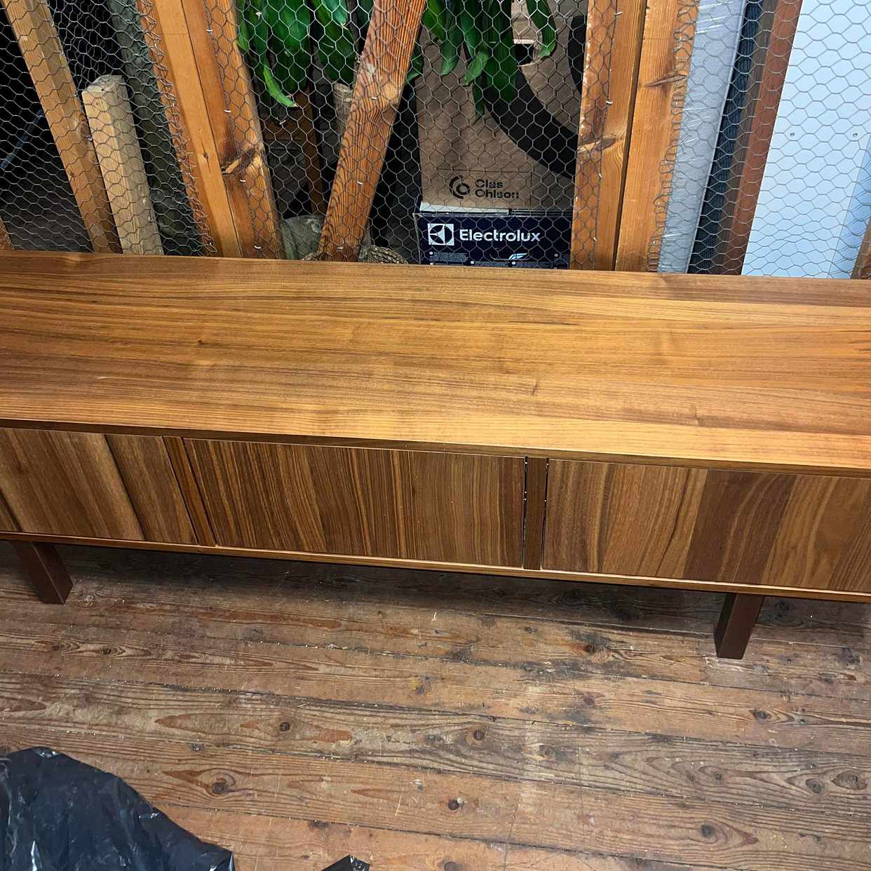 image of Upphämtning av TV-bänk - 