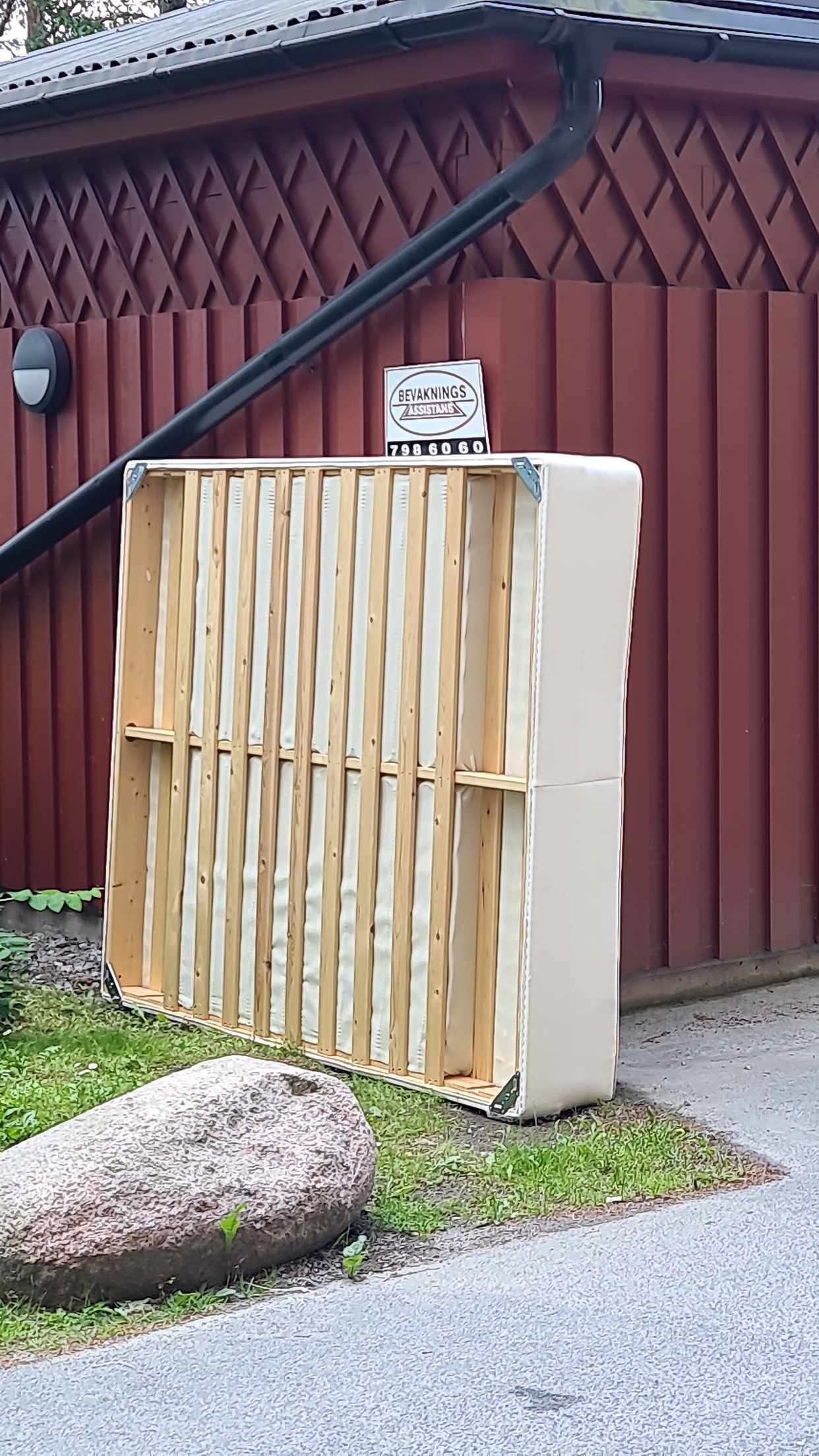 image of 160 säng skall slängas - Tyresö