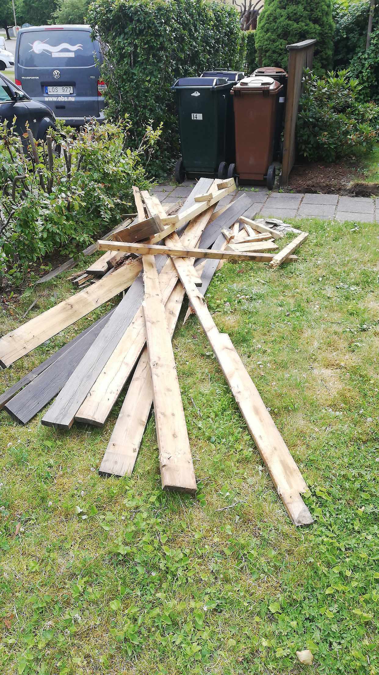 image of Impregnerat trä hämtas - Vällingby