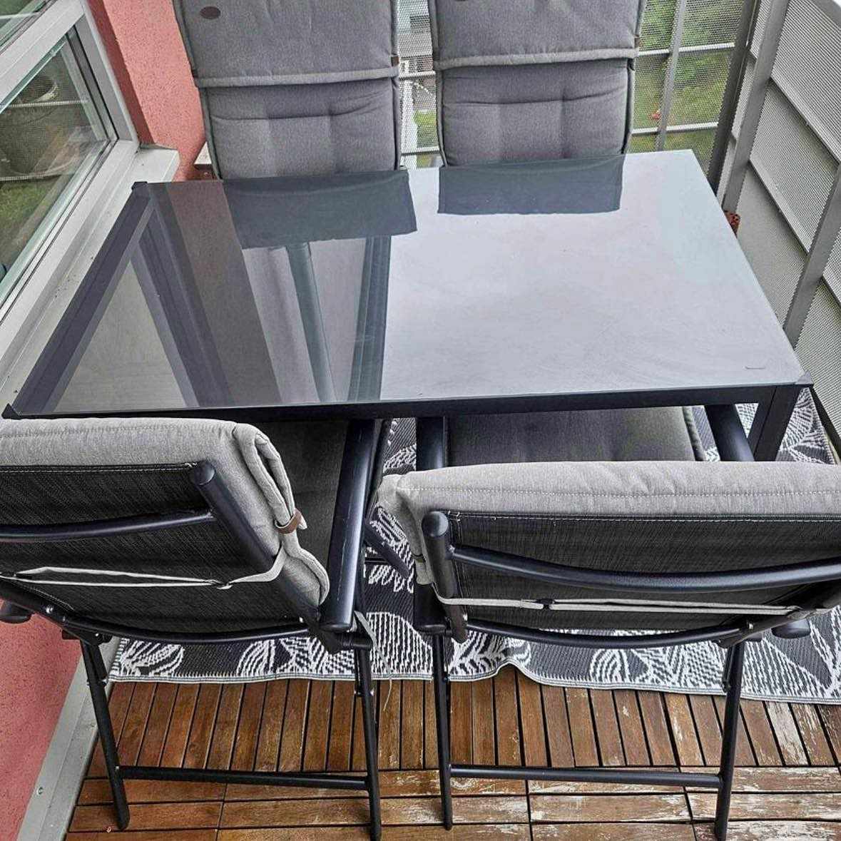 image of Small table and 4 chairs - 