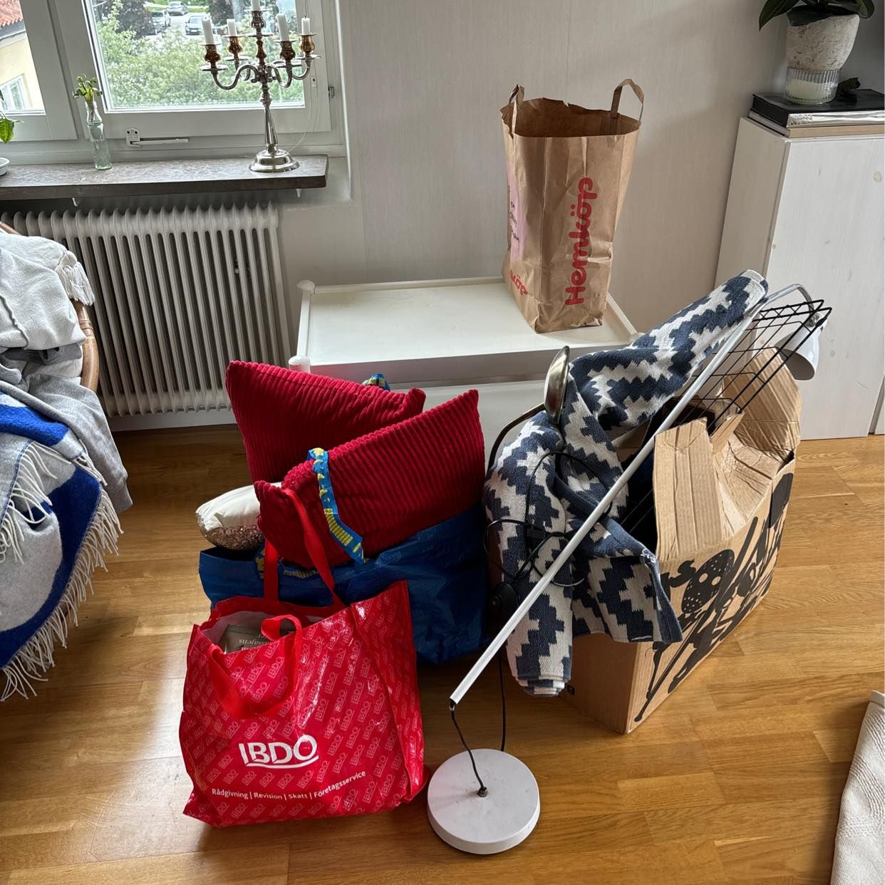image of Bord, lampor, textil, böc - Tyresö