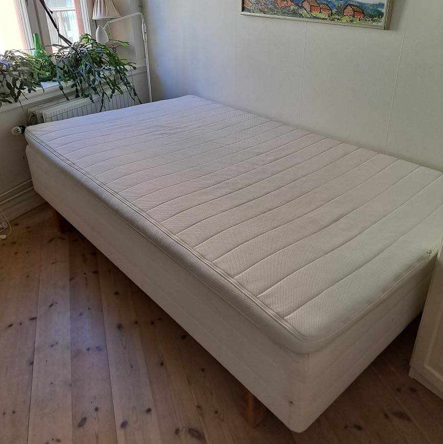 image of Säng 200x120 bortskänkes - Stockholm