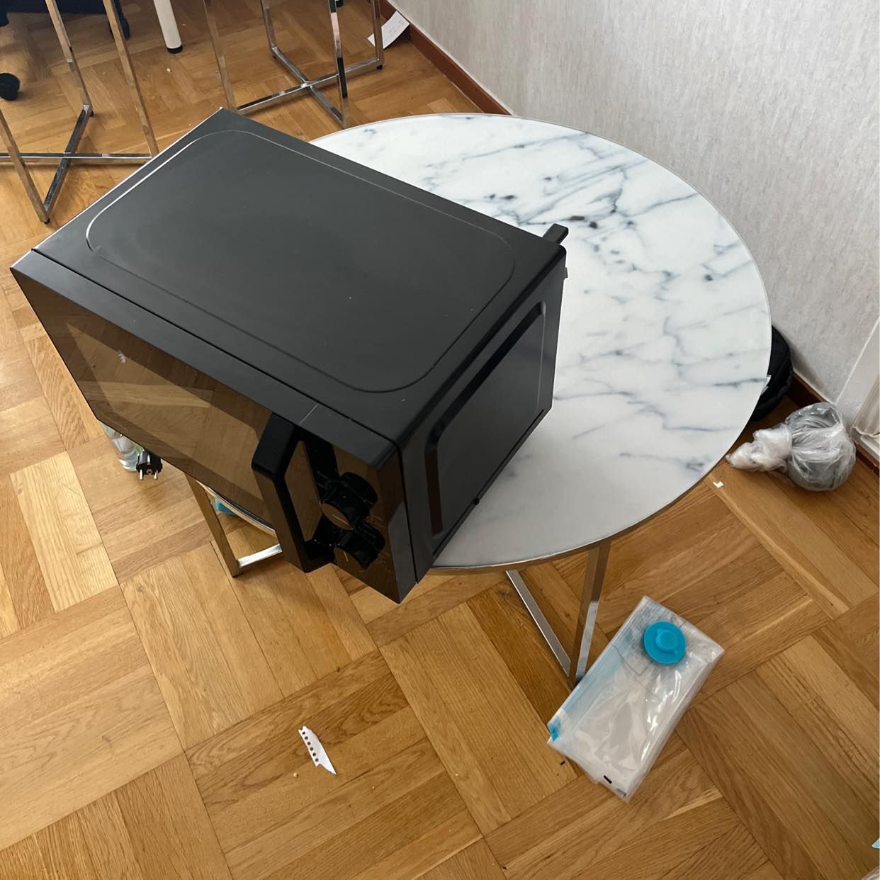 image of Sofa and table - 