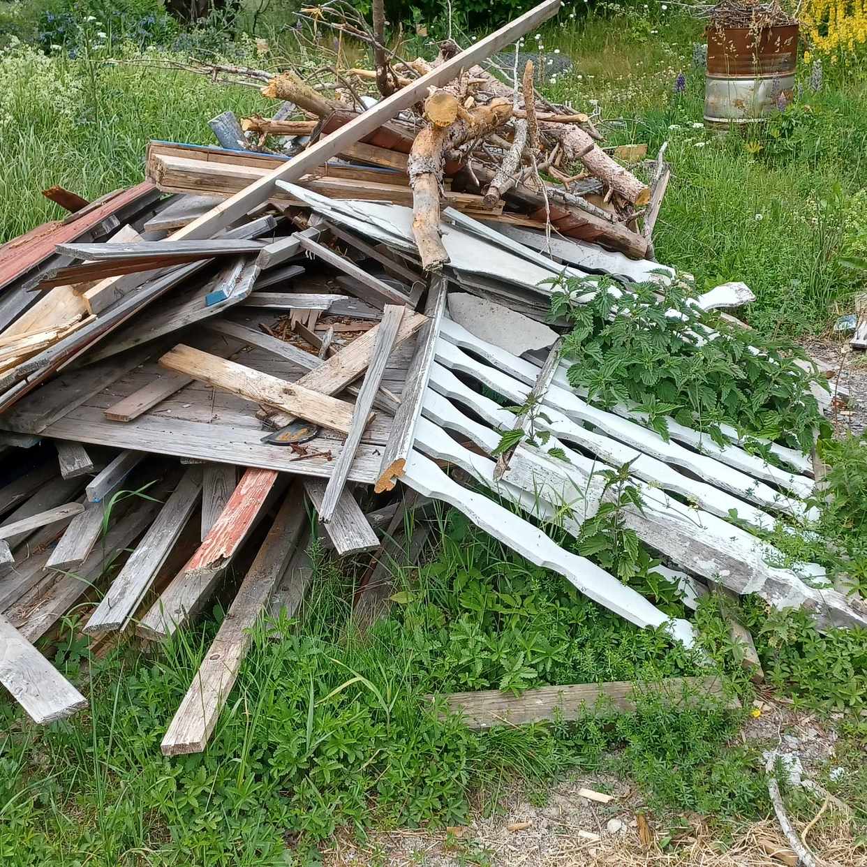 image of Byggavfall trädgrenar - Ösmo
