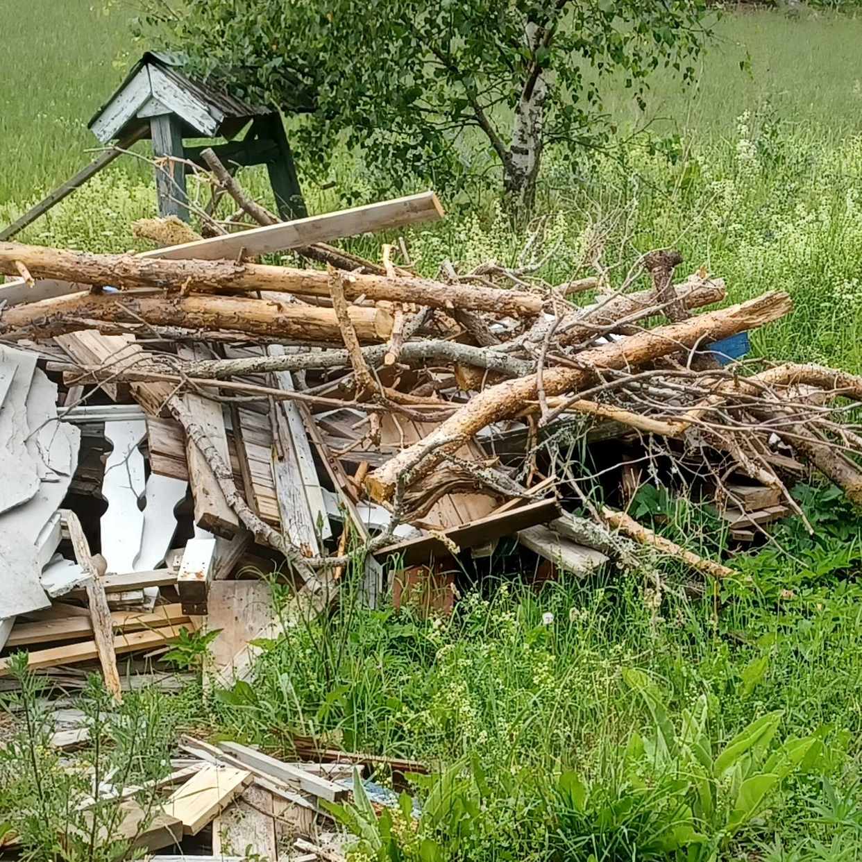 image of Byggavfall trädgrenar - Ösmo