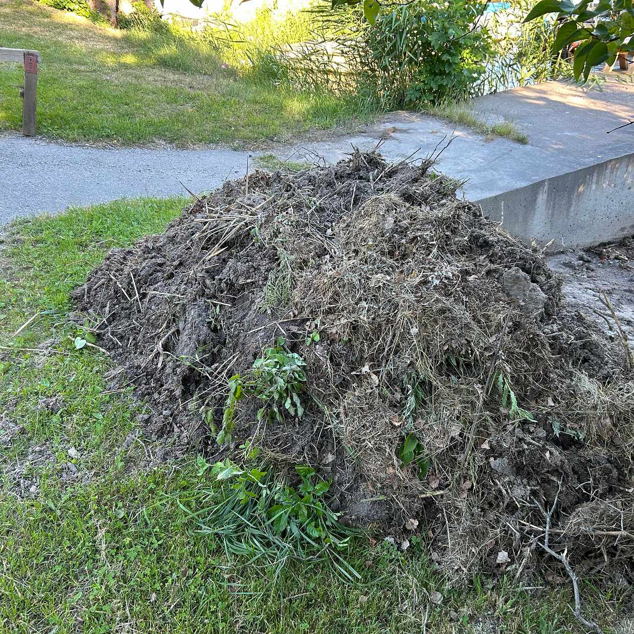 image of Jord och sand ca 1 m3 - Saltsjöbaden