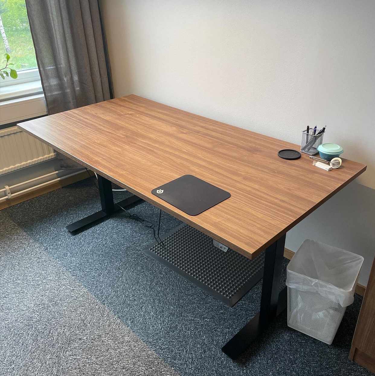 image of Adjustable desk - Hägersten