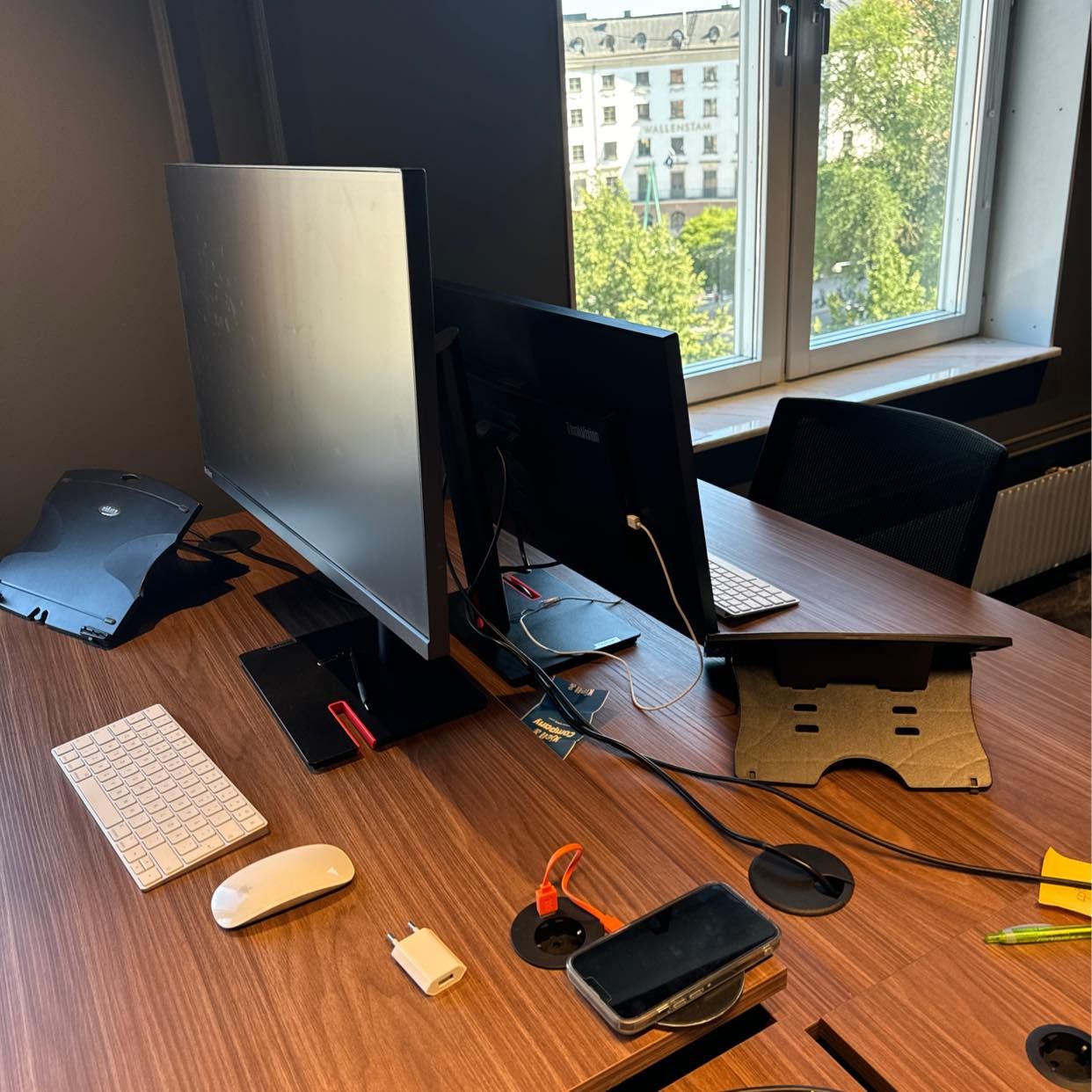 image of Whiteboard och 5 skärmar - 