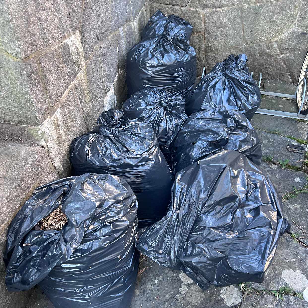 image of 7 säckar med ogräs - Fjällbacka