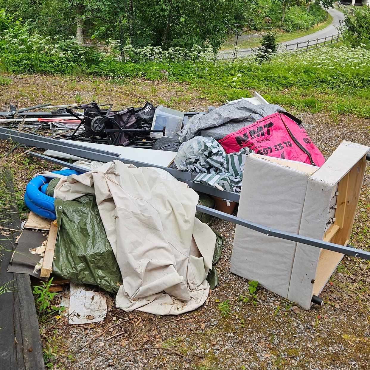 image of Skräp till tippen - Edsbro