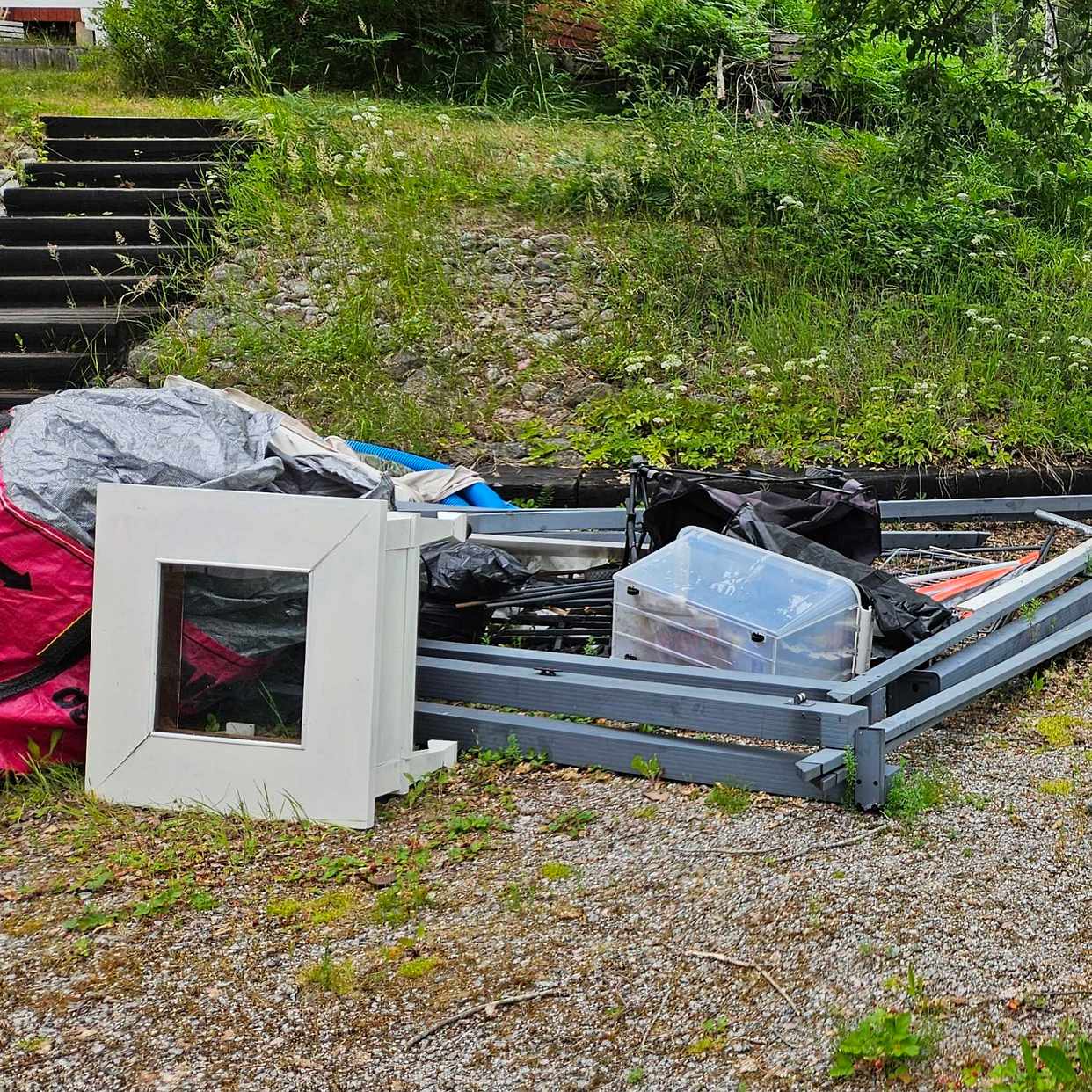 image of Skräp till tippen - Edsbro