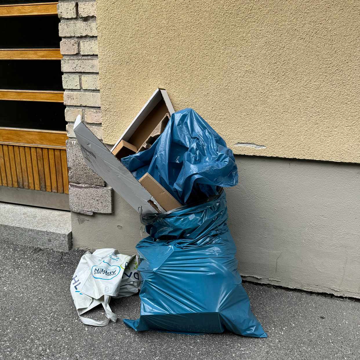image of Skräp att slänga - Johanneshov
