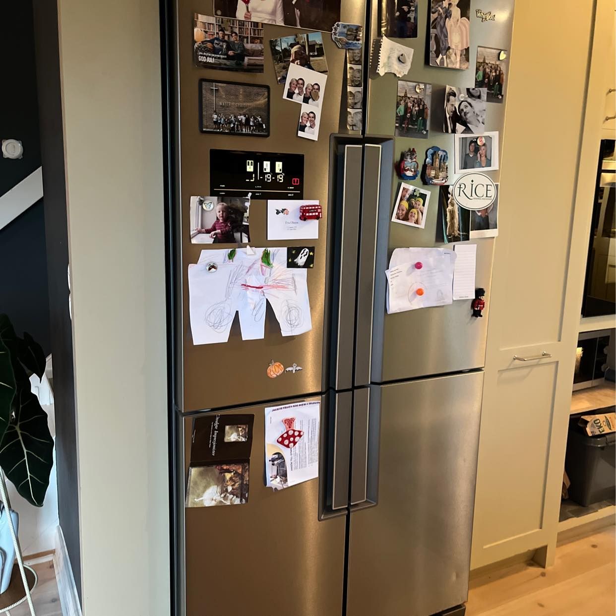 image of Bära ut gammalt kylskåp - 