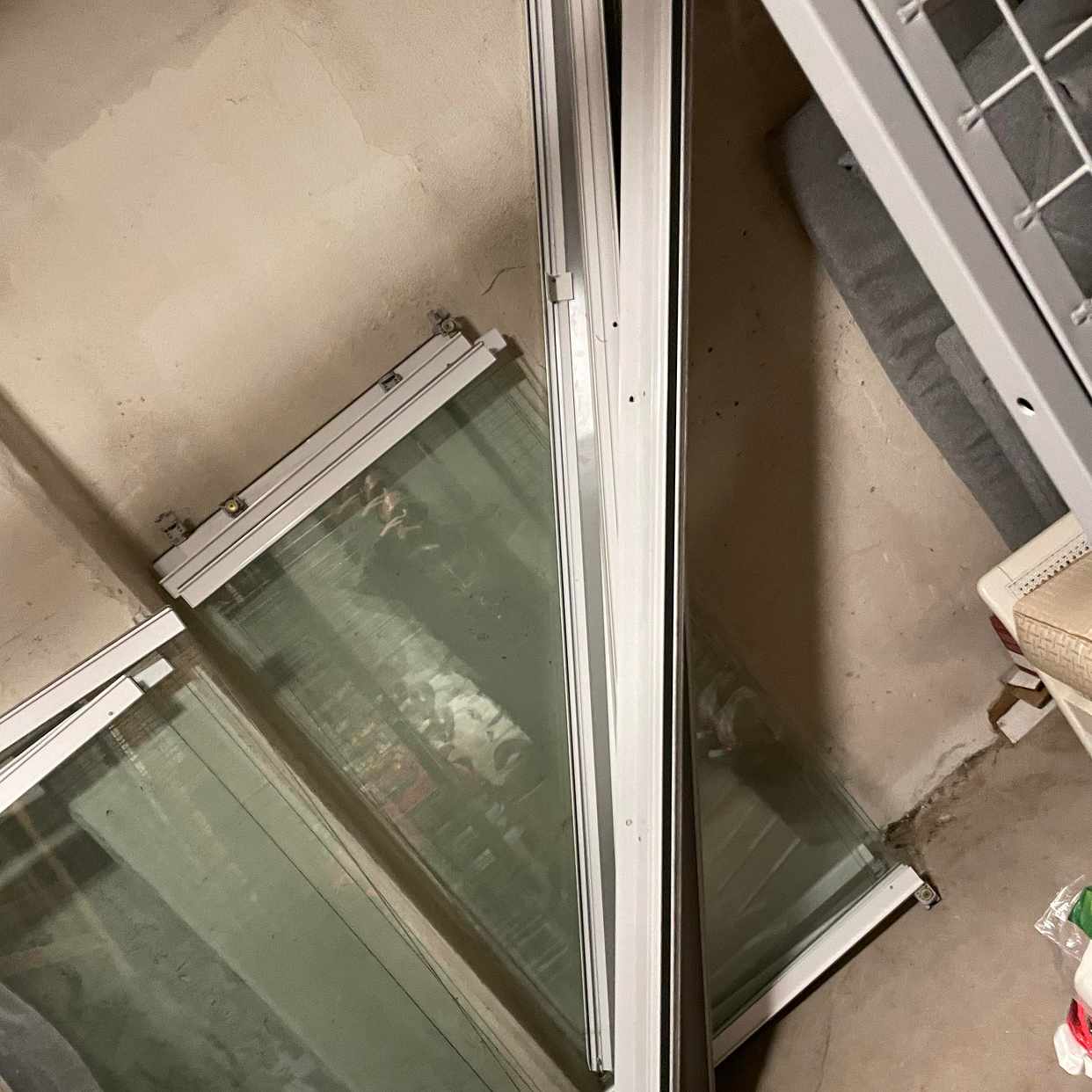 image of Del av nedmonterad balkon - Täby