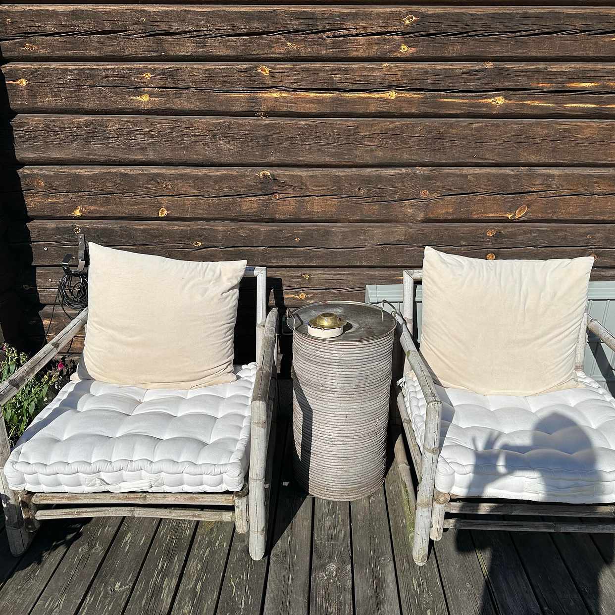 image of Två fåtöljer och ett bord - 