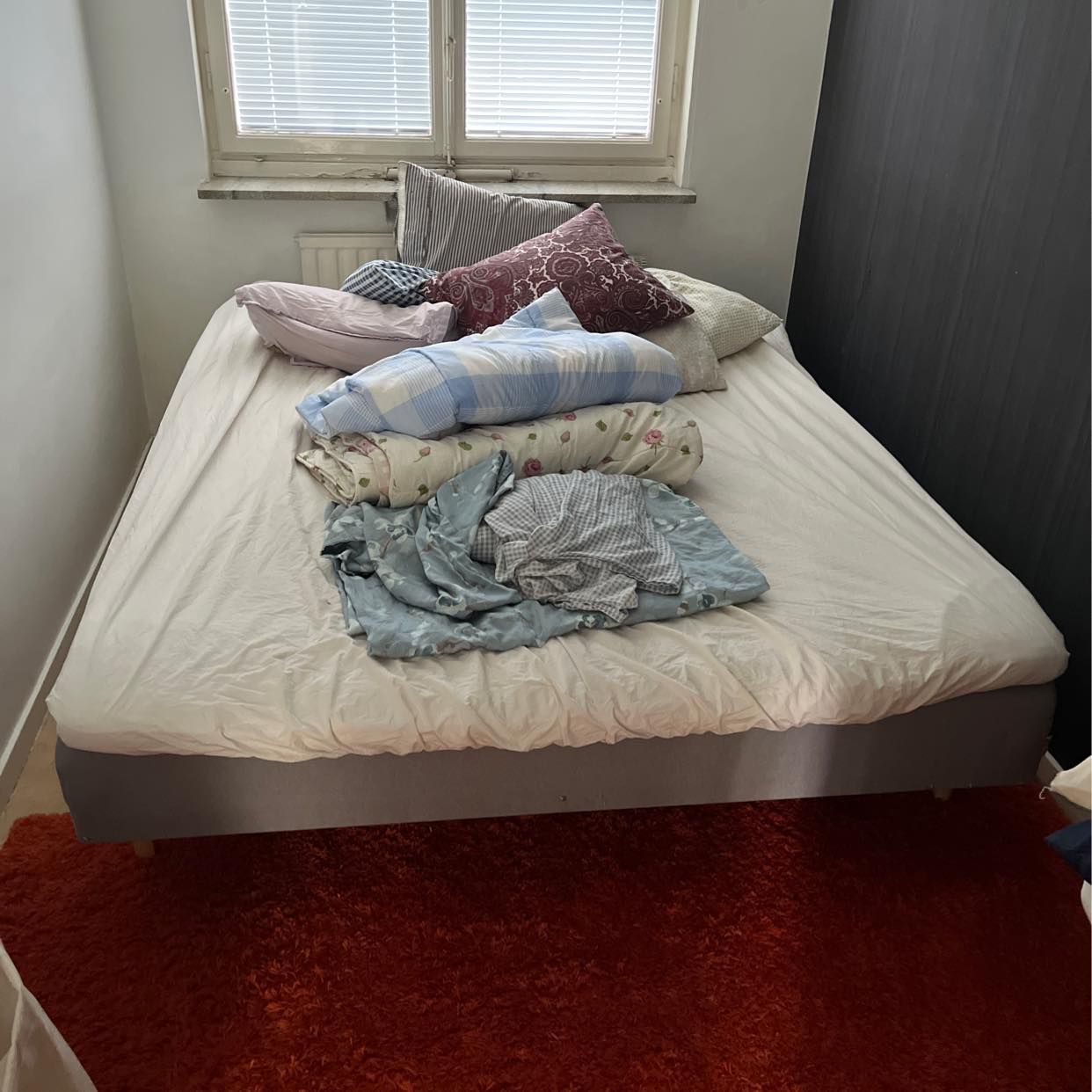 image of Säng, soffa, diskmaskin - Årsta