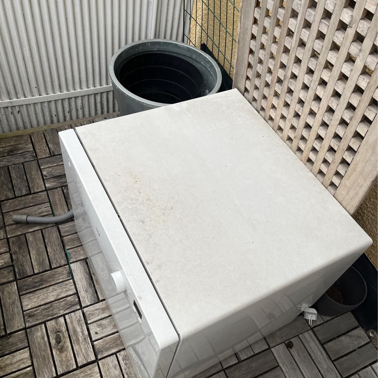 image of Säng, soffa, diskmaskin - Årsta