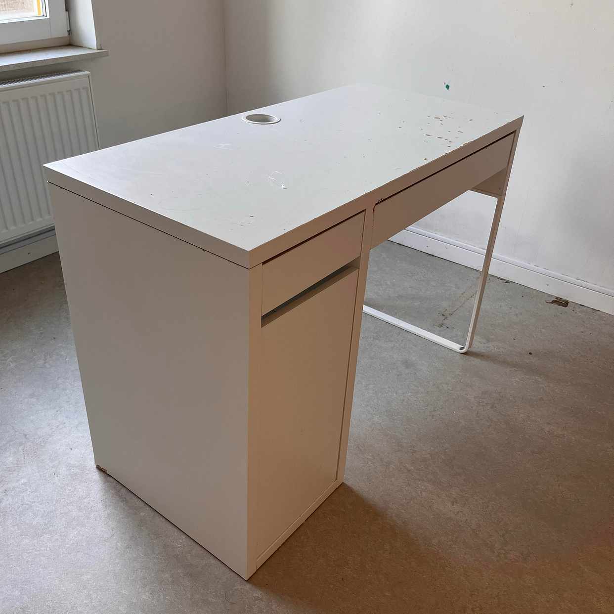 image of A desk - Solna