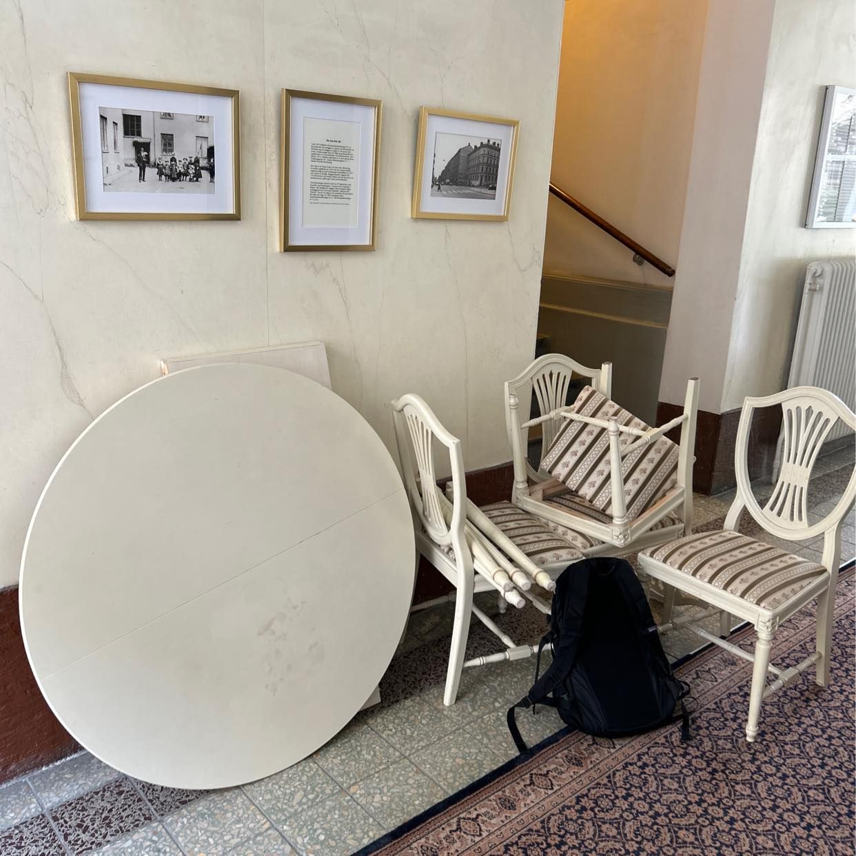 image of Ett bord och 4 stolar - 