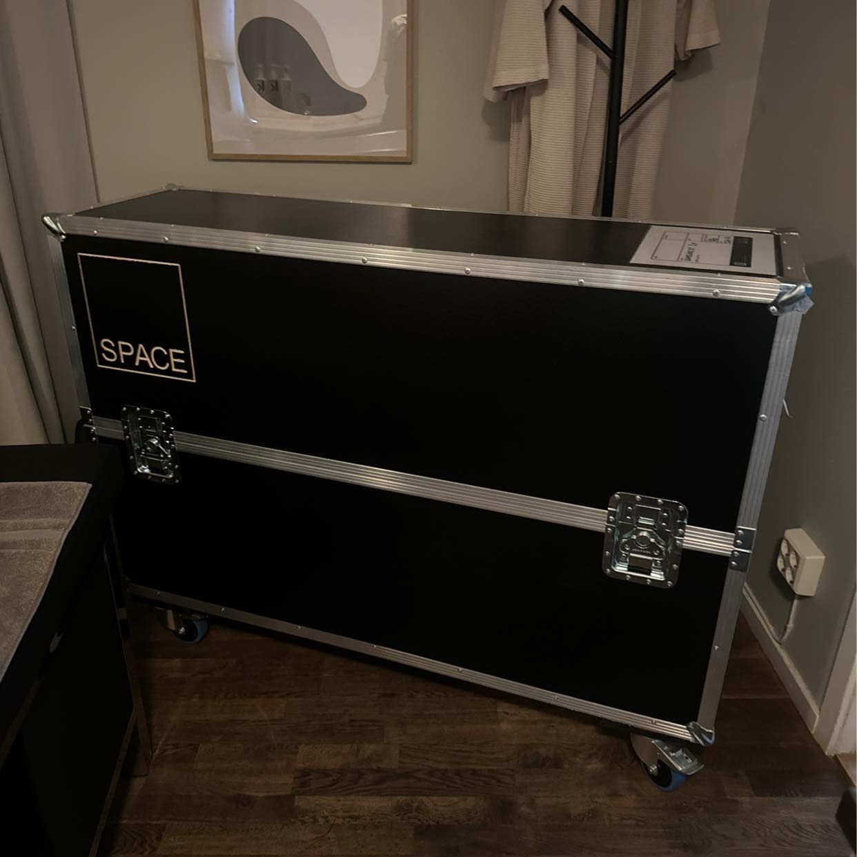 image of Låda med tv apparater - 