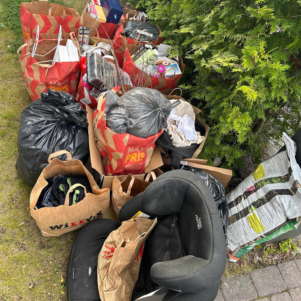 image of Blandat skräp, se mer inf - Upplands Väsby
