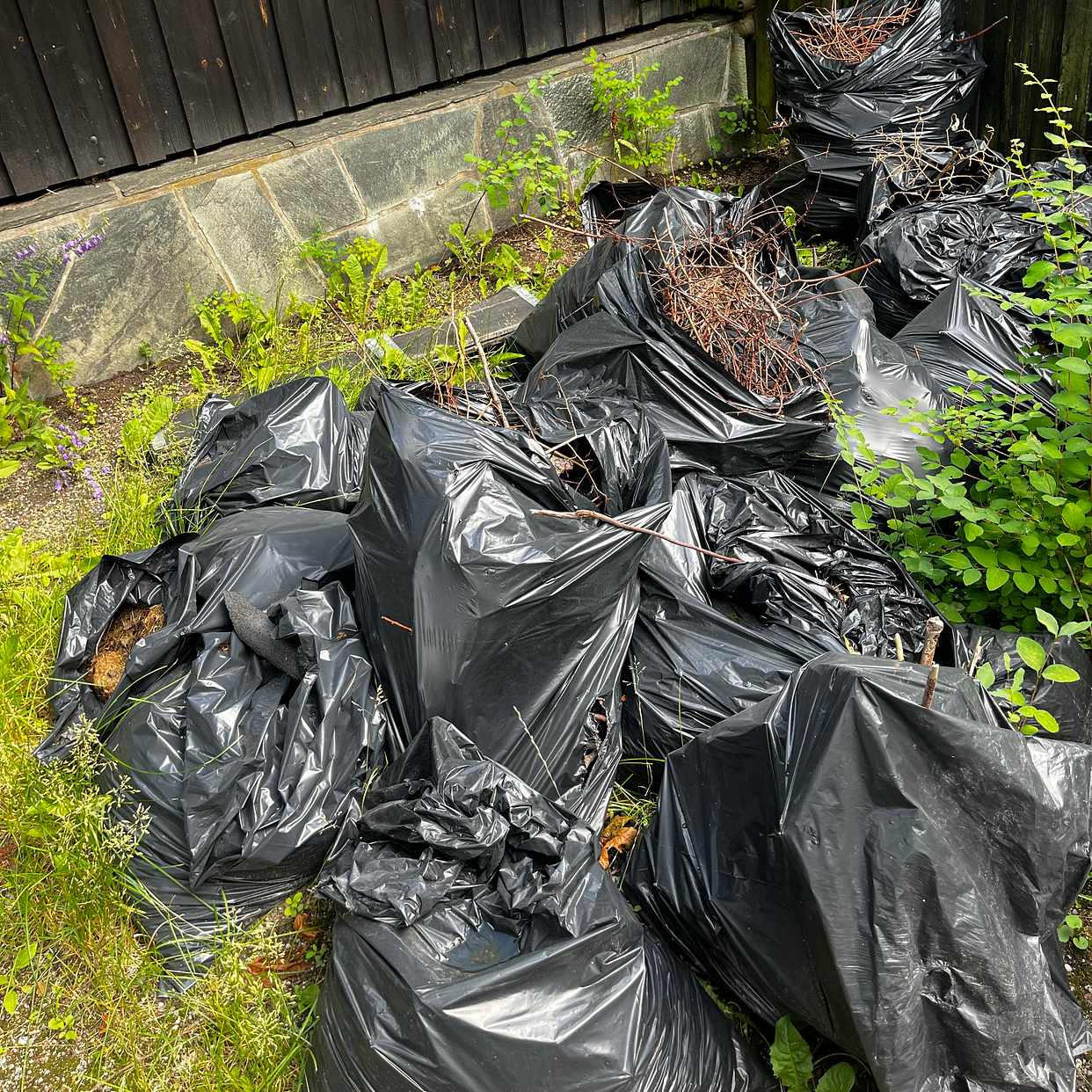 image of Säckar med kvistar - Bromma