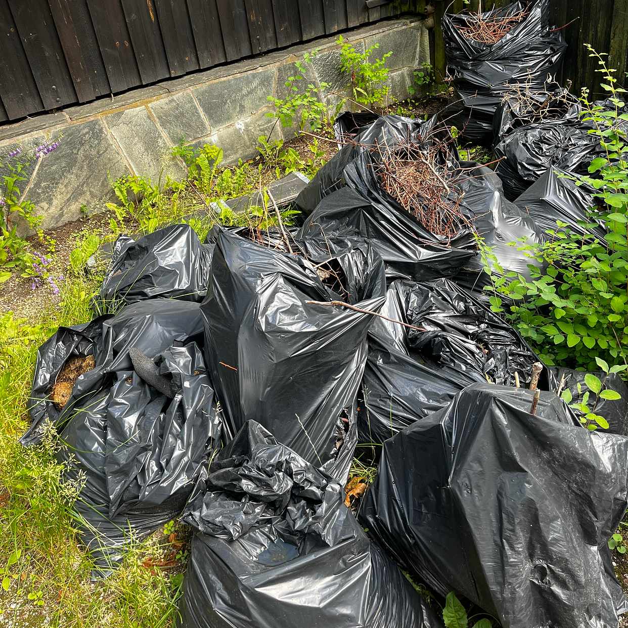image of Säckar med kvistar - Bromma