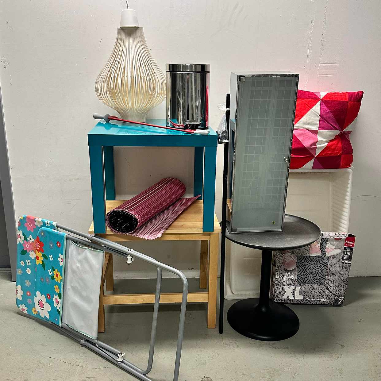 image of Småbord, lampa, förvaring - Stockholm
