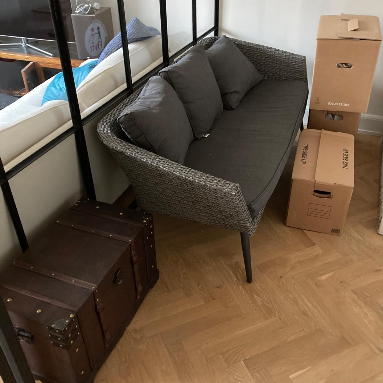 image of Soffa + 4 lådor skräp - Stockholm