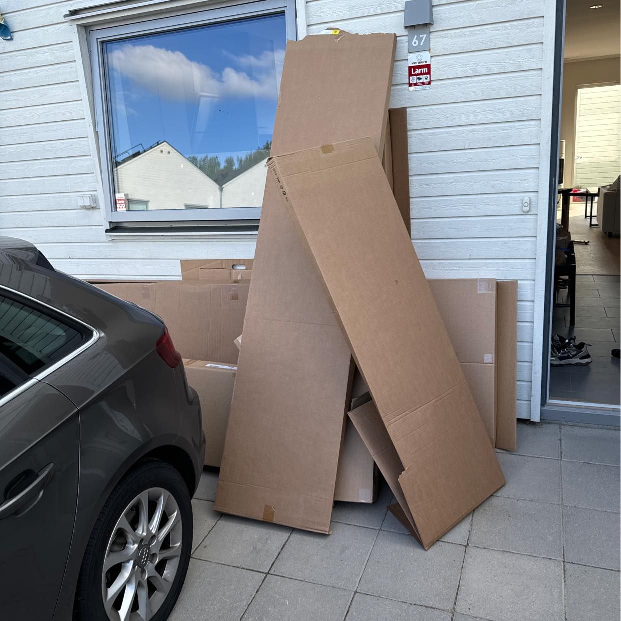 image of Kartonger som ska slängas - Tumba