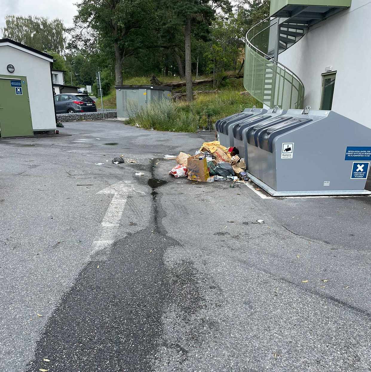 image of Allt skräp på marken. - Järfälla